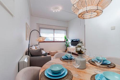 a living room with a table with blue dishes on it at Apartamento com terraço in Porto