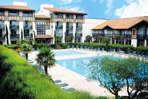 Cette chambre offre une vue sur le complexe et dispose d'une piscine. dans l'établissement Les maisons de Moliets - maeva Home - Maison 3 pièces 6 personnes - Prestige MAE-2154, à Moliets-et-Maa