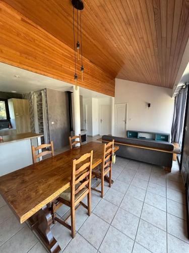 une salle à manger avec une table et des chaises en bois dans l'établissement Côté bassin, maison 4 personnes, à Biganos