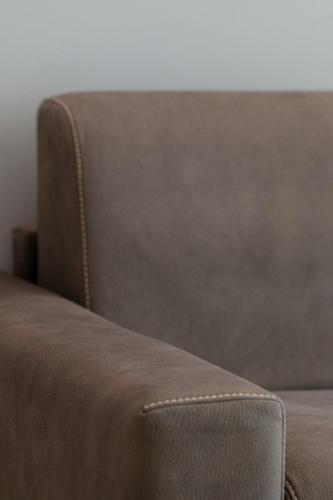 a close up of the back of a brown couch at King's Rooms in Termoli