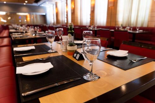 a long table in a restaurant with wine glasses at Hotel Nacional Inn Jaragua Sao Paulo in Sao Paulo