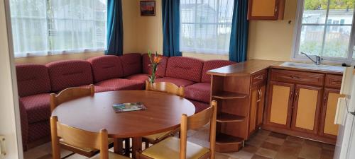 Gallery image of Mobilhome "La Chaloupe" dans le Camping Saint Nicolas in Le Bec-Hellouin