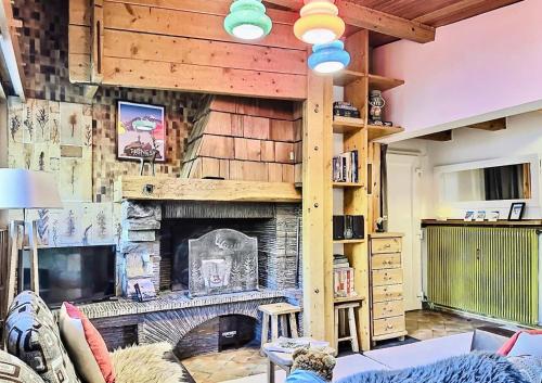 un salon avec une cheminée et un canapé dans l'établissement Résidence Le Cafetan - CHARMANT APPARTEMENT AU COEUR DES CHARTREUX MAE-5752, à Tignes