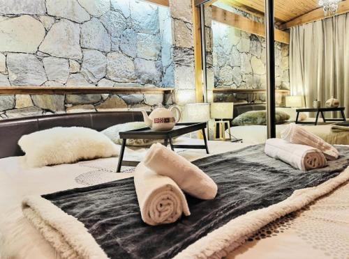 une chambre avec un grand lit avec des serviettes dessus dans l'établissement Résidence Le Cafetan - CHARMANT APPARTEMENT AU COEUR DES CHARTREUX MAE-5752, à Tignes
