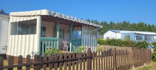 Gallery image of Mobilhome "La Chaloupe" dans le Camping Saint Nicolas in Le Bec-Hellouin