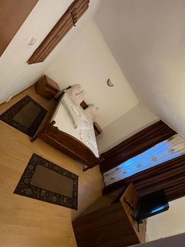 an overhead view of a bedroom with a bed at Pensiunea Delia in Izlaz