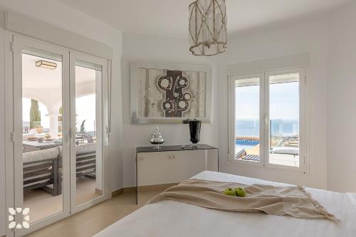 ベニタチェルにあるVilla Casiopea by Abahana Villasのベッドがあり海が見える寝室