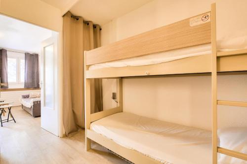 - une chambre avec des lits superposés et une salle à manger dans l'établissement Résidence Saint-Raphaël Valescure - maeva Home - Studio 4 personnes - Sélection MAE-6151, à Valescure