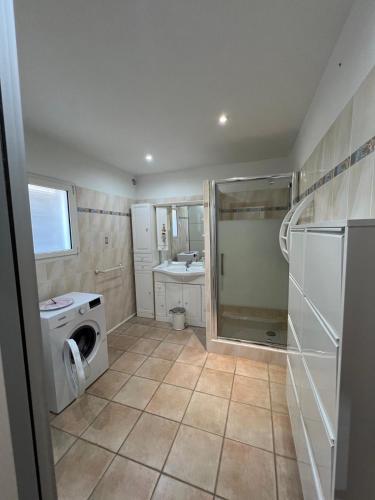 une salle de bain avec une machine à laver et un lavabo dans l'établissement Via mezza, à Nice