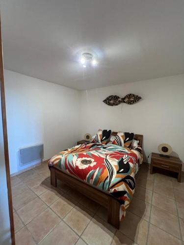 une chambre avec un lit avec une couette colorée dans l'établissement Via mezza, à Nice