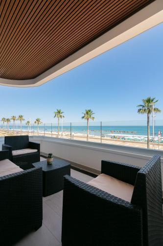 a restaurant with a view of the beach at King's Rooms in Termoli