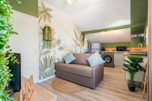 un salon avec un canapé et une cuisine dans l'établissement La CasaVerde de Bergerac !, à Bergerac