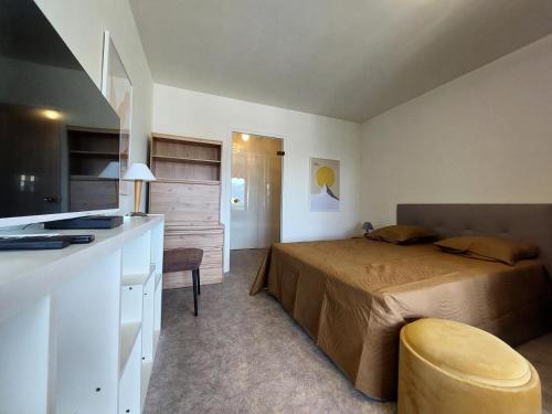 une petite chambre avec un lit et une cuisine dans l'établissement Résidence Le Cheverny - Très cosy pour ce charmant logement ! MAE-7194, à Aix-les-Bains