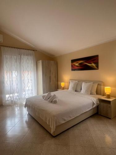 Ένα ή περισσότερα κρεβάτια σε δωμάτιο στο Apartmani Raskovic