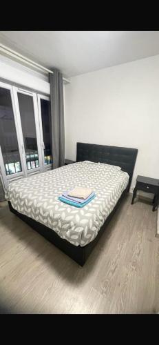 une chambre avec un lit dans une pièce avec des fenêtres dans l'établissement Chambre double, à Beauvais