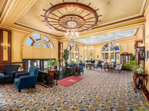 Posezení v ubytování Lafayette Hotel Marietta
