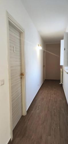 an empty room with a closet and a door at AGRI ART in San Benedetto Ullano