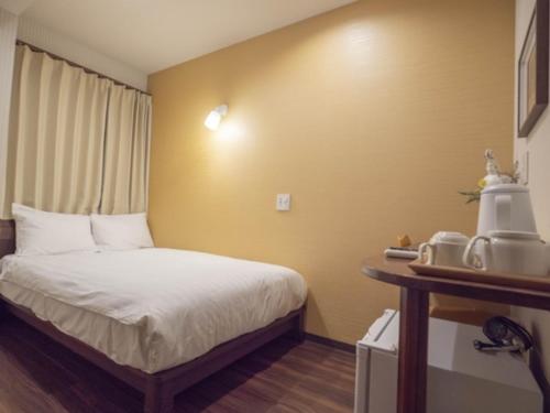 a hotel room with a bed and a table at ELE HOTEL Higashi Ueno - Vacation STAY 08002v in Tokyo