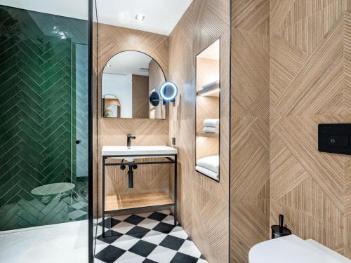 Doubletree By Hilton Nice Centre Iconicにあるバスルーム