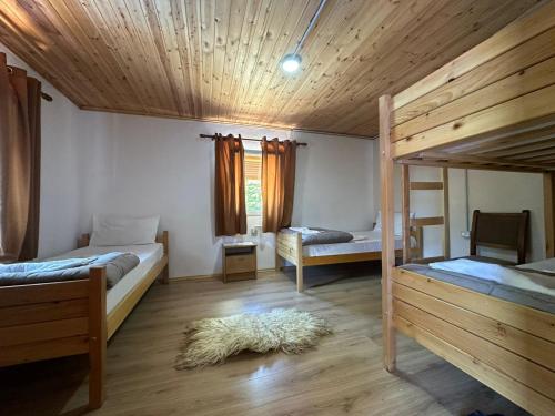 Postel nebo postele na pokoji v ubytování Guesthouse Kroni I Micanit