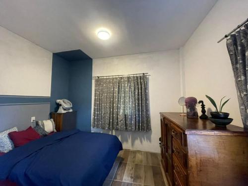 a bedroom with a blue bed and a window at Casa de Huespedes Real 2 in San Pablo Villa de Mitla