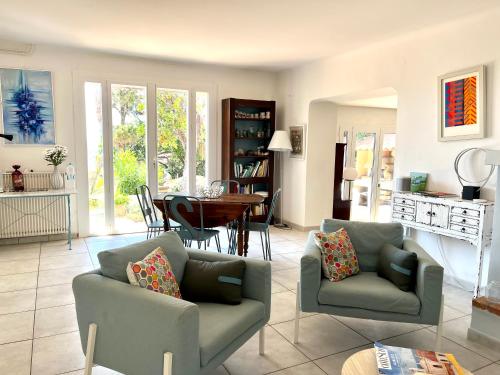 un salon avec deux canapés et une table dans l'établissement Villa ISOLELLA ERA ORA, à Pietrosella