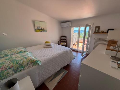 une chambre avec un lit, un bureau et une fenêtre dans l'établissement Villa ISOLELLA ERA ORA, à Pietrosella