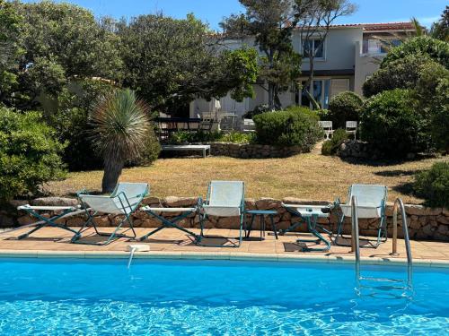 - un groupe de chaises et une piscine dans l'établissement Villa ISOLELLA ERA ORA, à Pietrosella