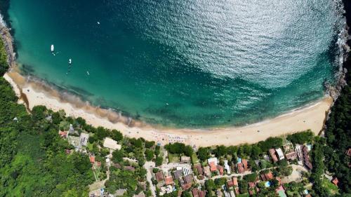 Luftaufnahme eines Strandes und des Meeres in der Unterkunft Vila dos Tangarás, Casa 2 Boutique Riacho - 30m do mar in Toque Toque Grande