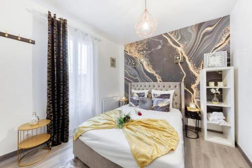 - une chambre avec un lit blanc et une couverture dorée dans l'établissement Studio Saint Denis stade de France, à Saint-Denis