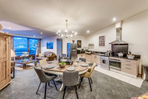 une cuisine et une salle à manger avec une table et des chaises dans l'établissement Résidence Palafour - Appartement 3 - 84m2 - 8 personnes MAE-8944, à Tignes