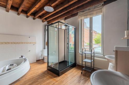 Koupelna v ubytování Douai house