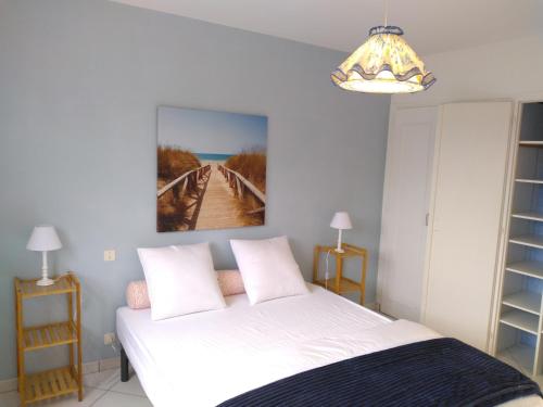 une chambre avec un lit et un tableau au mur dans l'établissement Familly, à Avrillé