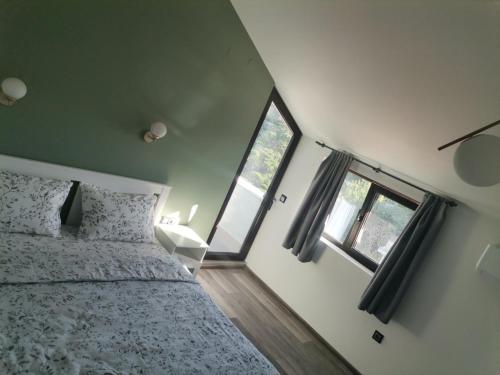 Katil atau katil-katil dalam bilik di Guest House Yanita