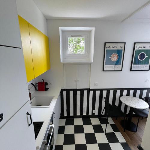 - une petite cuisine avec un sol en damier noir et blanc dans l'établissement Bord Erdre - Proche Gare et transports, à Nantes