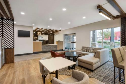 a living room with a table and chairs at Best Western Plus Columbia Inn in Columbia