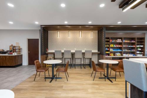 a restaurant with tables and chairs and a counter at Best Western Plus Columbia Inn in Columbia