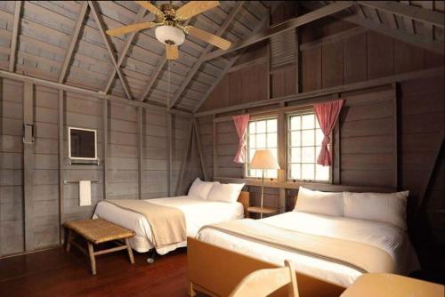 Una cama o camas en una habitación de Mammoth Cave Lodge and Cabins