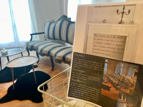 une présentation d'une pièce avec un canapé et des tables dans l'établissement le 888 Demeures Grand T2 de charme dans centre Saumur, à Saumur