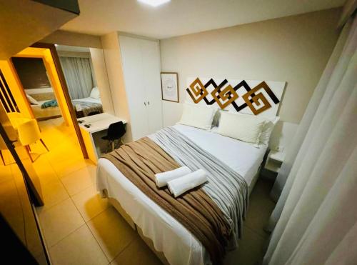 una camera da letto con un letto con due asciugamani sopra di Flat Eco Summer Tambaú Apto 2Qts, Cozinha completa a João Pessoa