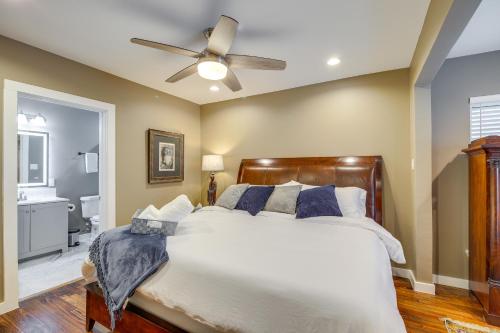 Ένα ή περισσότερα κρεβάτια σε δωμάτιο στο Fourth Ward Apartment 1 Mi to Downtown Houston!