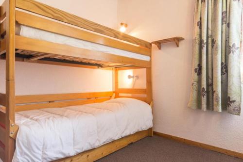 une chambre avec deux lits superposés et une fenêtre dans l'établissement Résidence Le Bastion I - Appartement en duplex spacieux MAE-0284, à Aime La Plagne