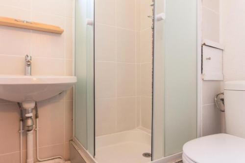 une salle de bain avec une douche, des toilettes et un lavabo dans l'établissement Résidence Le Bastion I - Appartement en duplex spacieux MAE-0284, à Aime La Plagne