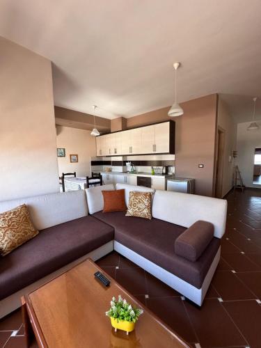 una sala de estar con un sofá y una mesa en Megrooms, en Sarandë