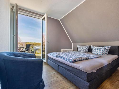 BuchholzXXL Reihenhaus mit WLAN in Buchholz的一间卧室，里面有一张床和一扇大窗户。