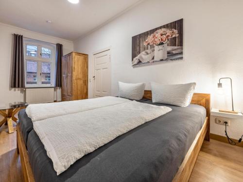 BuchholzFerienwohnung in der Mecklenburger Seenplatte的一间卧室设有两张床和花瓶