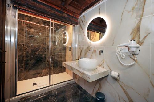 Koupelna v ubytování Golden Pantheon Rooms