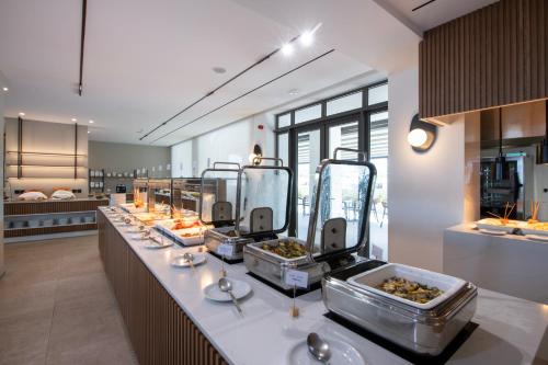Makanan di atau berdekatan hotel