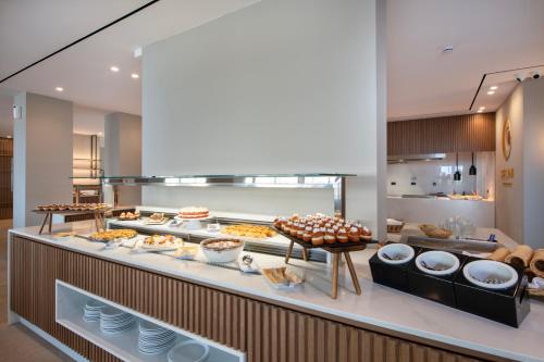 Makanan di atau berdekatan hotel