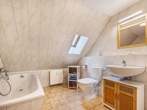 a bathroom with a sink and a toilet and a bath tub at Ferienwohnung in Buchholz an der Müritz in Buchholz